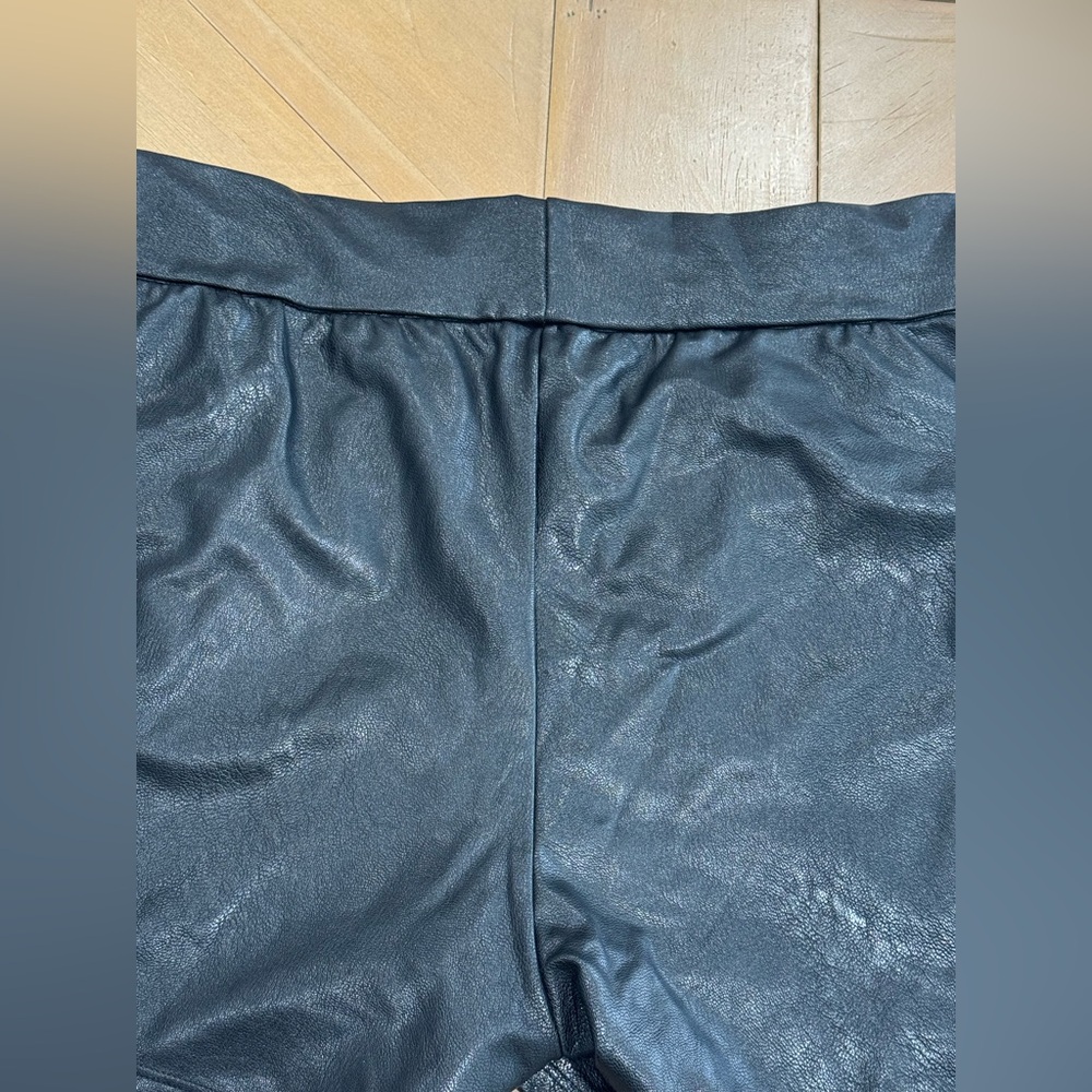 Commando Faux Leather Relaxed Short - Picture 11 of 11